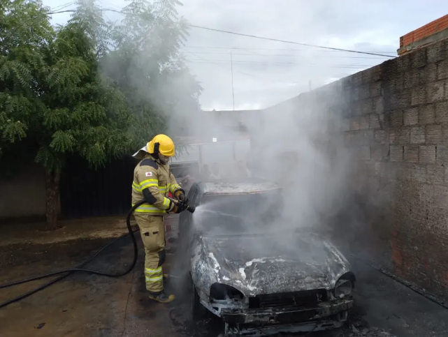 Veículo pega fogo em garagem de casa e fica totalmente destruído