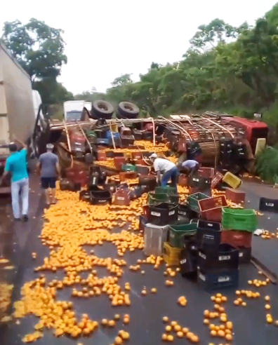 Caminhão carregado de frutas tomba na BR-365, no Norte de Minas