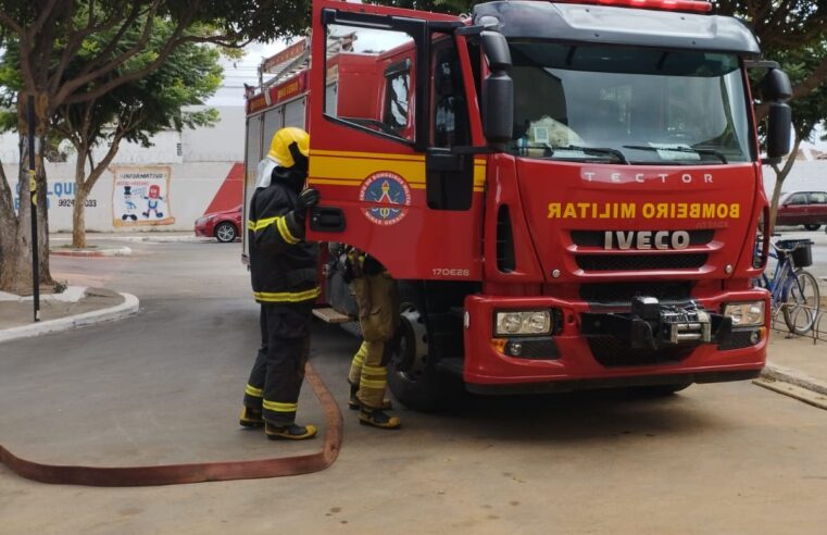 Bombeiros combatem princípio de incêndio em carro, em Janaúba