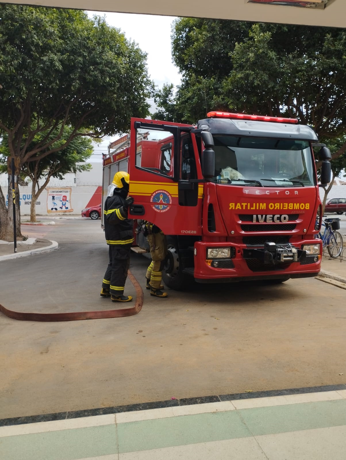 Bombeiros combatem princípio de incêndio em carro, em Janaúba