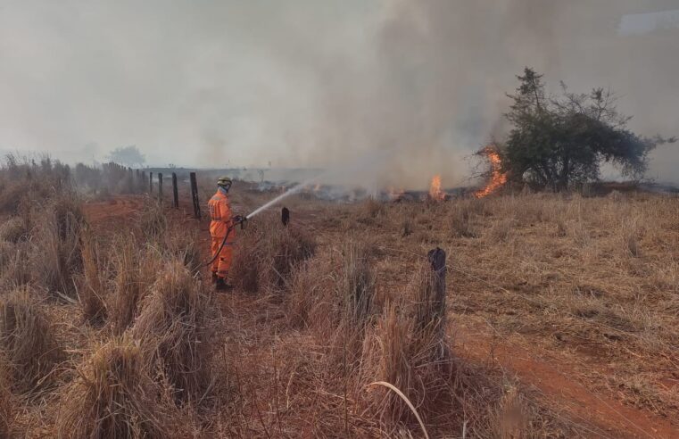 Bombeiros combatem incêndio em propriedade privada, em Capitão Enéas
