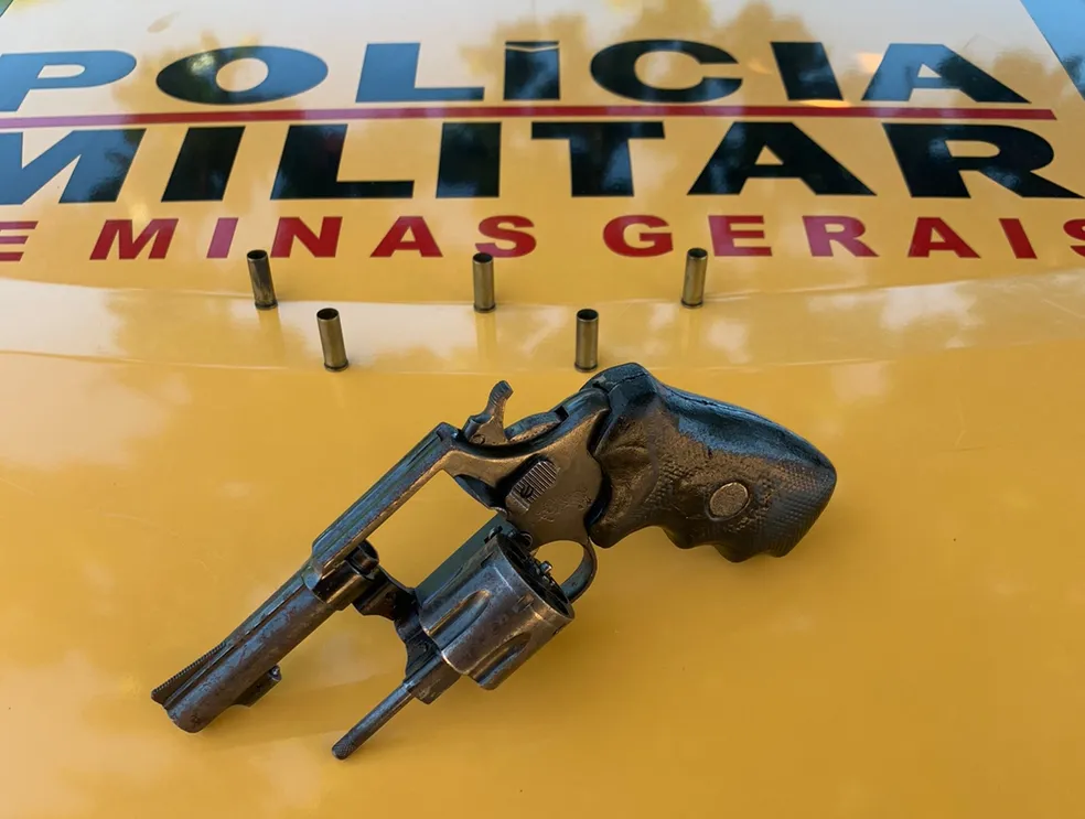 MG-122 | Homem é preso por porte ilegal de arma de fogo, após ser flagrado atirando em Espinosa