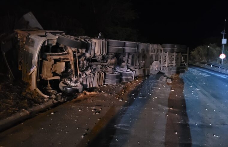 ACIDENTE NA SERRA DE FRANCISCO SÁ  | Caminhão tomba na BR-251 e motorista é socorrido pelo SAMU