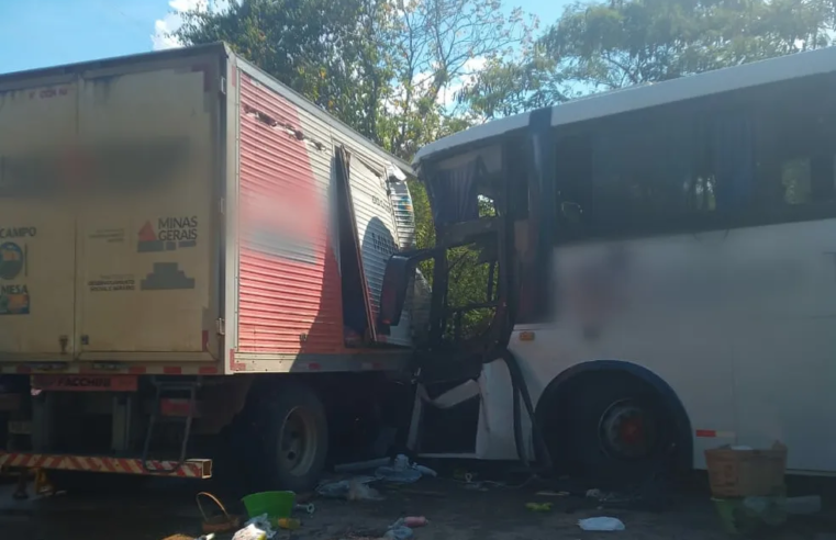 MGC-122 | Três pessoas morrem em grave acidente entre caminhão e ônibus
