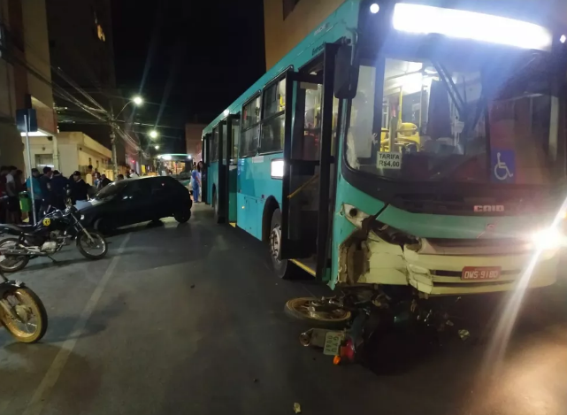 Motociclista bate em ônibus do transporte coletivo em Montes Claros e morre