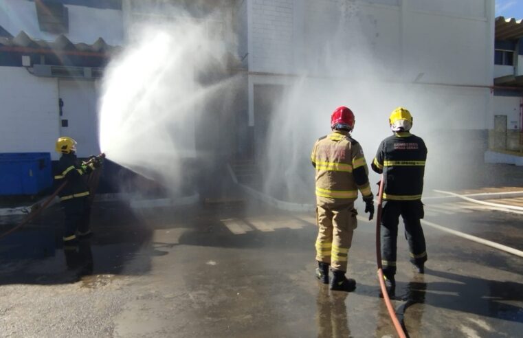 Bombeiros participam de simulado de incêndio no Frigorífico Minerva Foods
