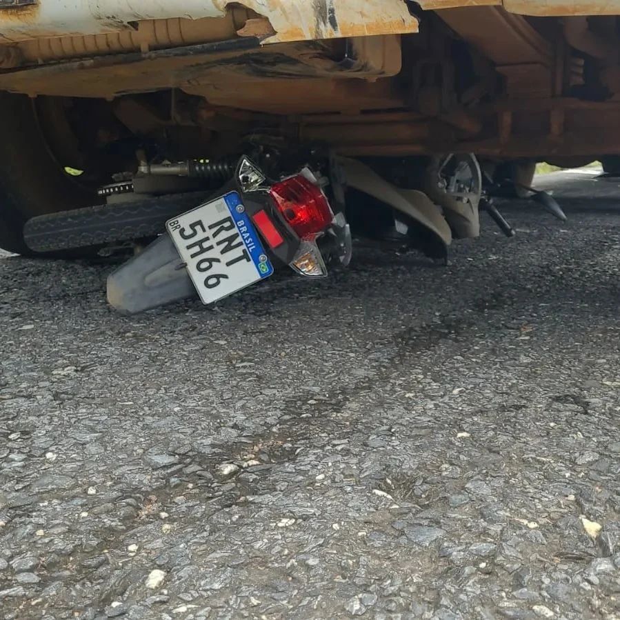 Motociclista alcoolizada colide de frente com uma carreta na MG-259