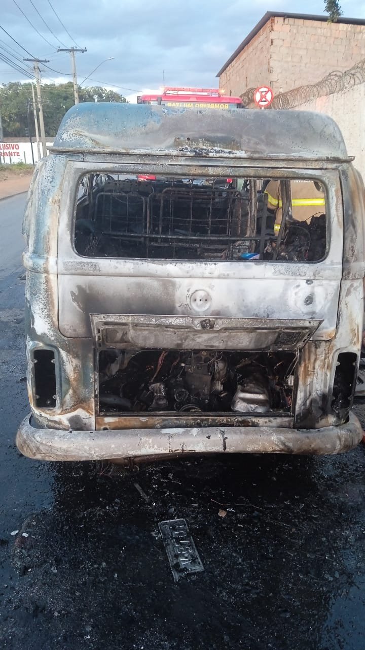 Bombeiros de Montes Claros atendem ocorrência de incêndio em veiculo
