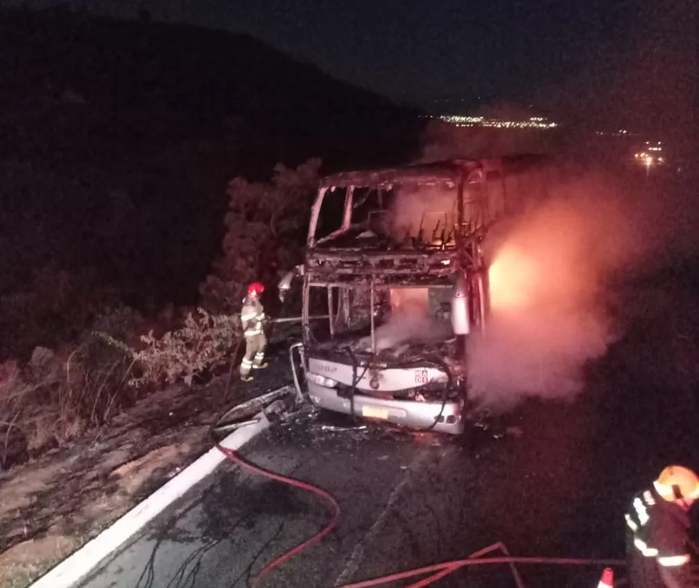 BR-251 | Ônibus de turismo pega fogo e fica