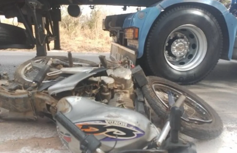Motociclista morre após colidir com carreta na MGC-135, em Lontra