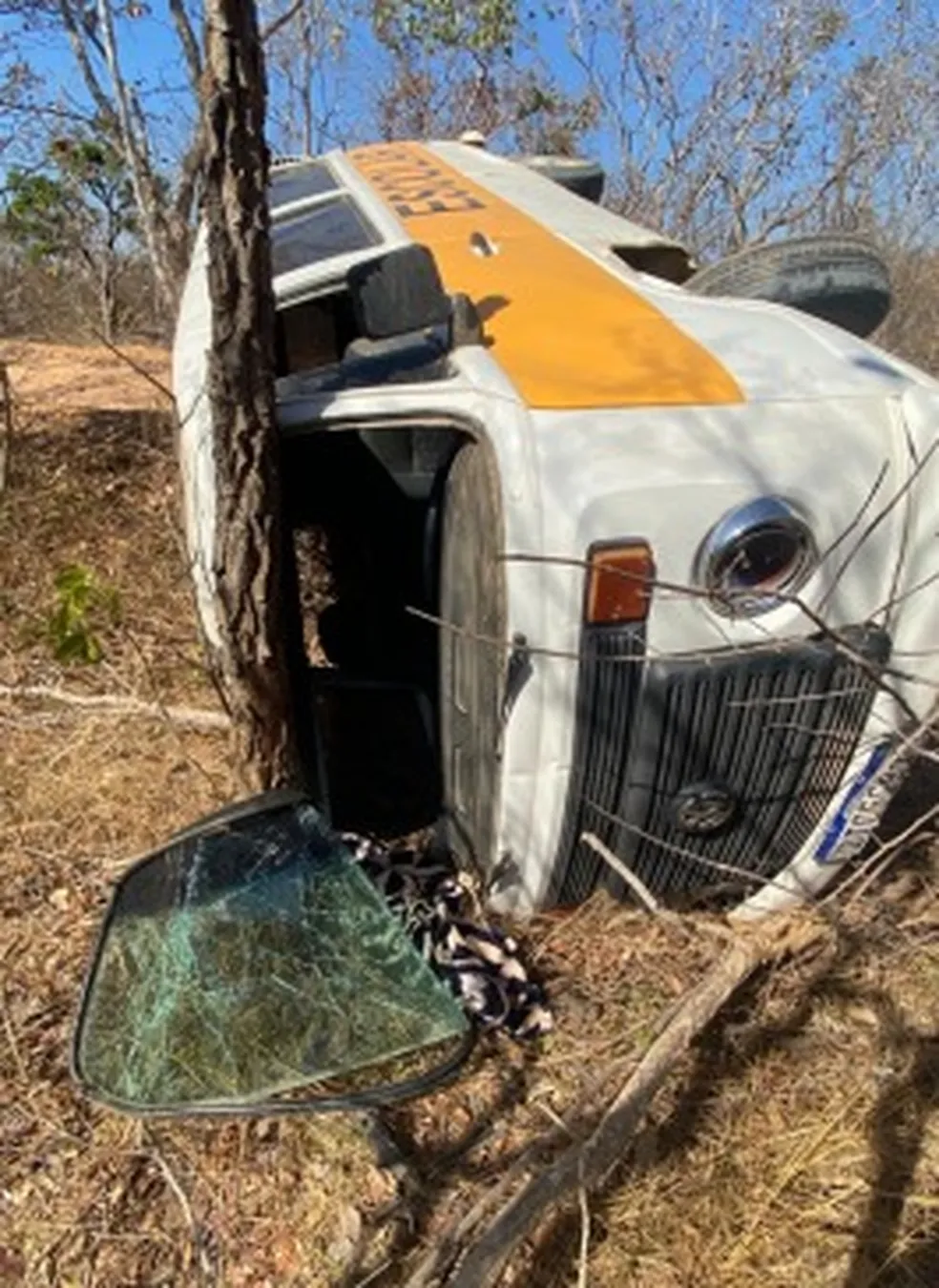 Veículo que transportava estudantes tomba em Buritizeiro
