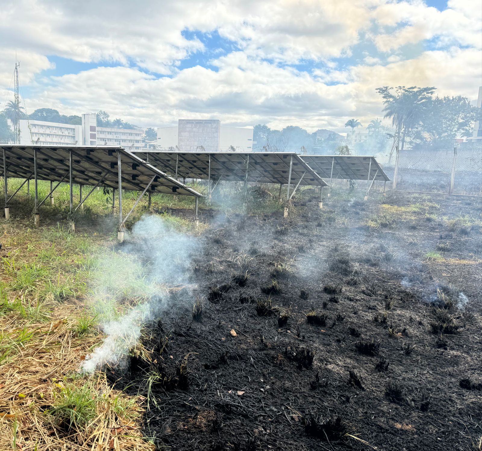 MONTES CLAROS | Incêndio atinge vegetação próximo ao laboratório de Biologia da Unimontes