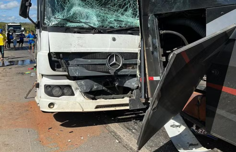 Acidente entre ônibus, carreta e carro é registrado na BR-251, em Francisco Sá