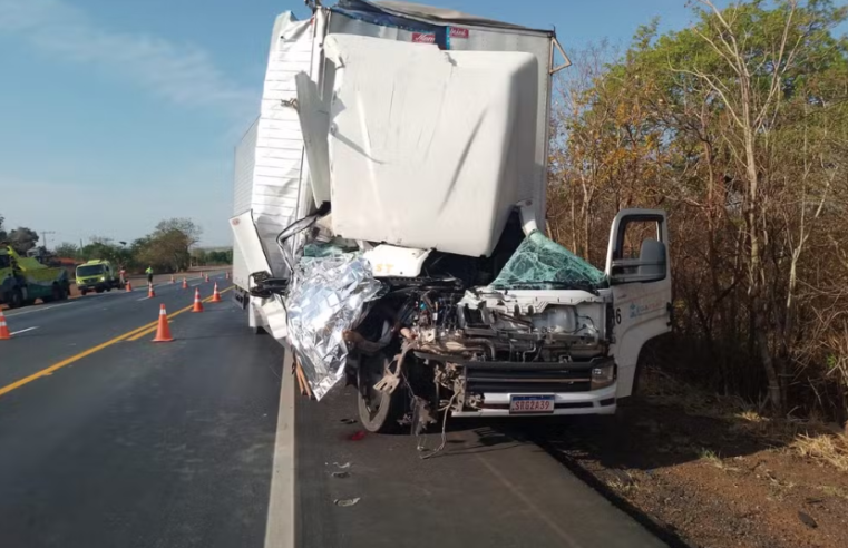 Colisão entre caminhão e carreta deixa um morto na BR-135, em Bocaiuva