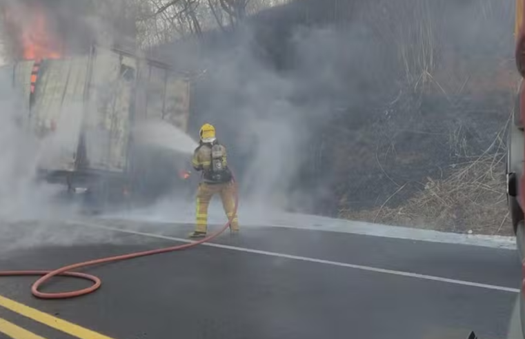 Incêndio em caminhão-baú interditado na BR-251 por quase três horas em Salinas