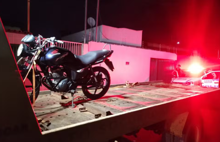 UNAÍ | Motociclista sem retrovisores é preso após perseguição policial