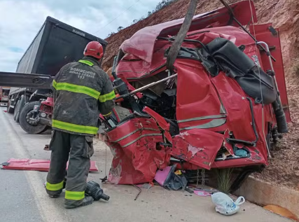 Mulher morre em colisão entre carretas na BR-251, em Grão Mogol