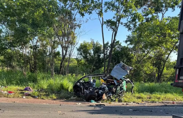 Colisão entre carro e carreta deixa uma mulher morta e criança ferida em Buritizeiro