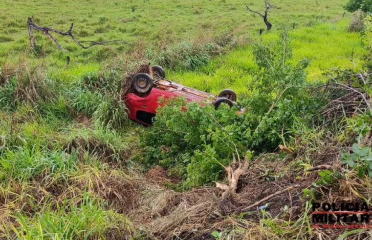 Motorista fica ferida após colisão entre carro e caminhão trator em Unaí