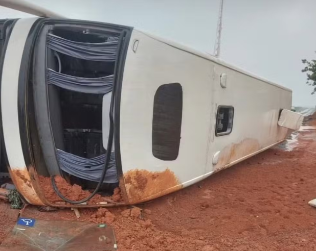 Acidente com ônibus deixa um morto e um ferido na BR-135 em Bocaiuva