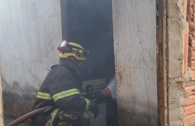 Homem põe fogo na casa da mãe e da ex-companheira no bairro Carmelo, em Moc