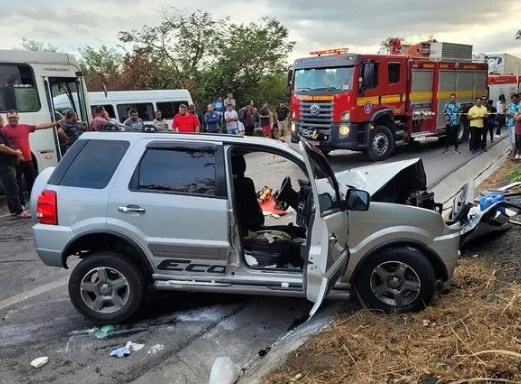 BR-251 | Pai e filha ficam feridos em acidente entre carro e carreta em Francisco Sá