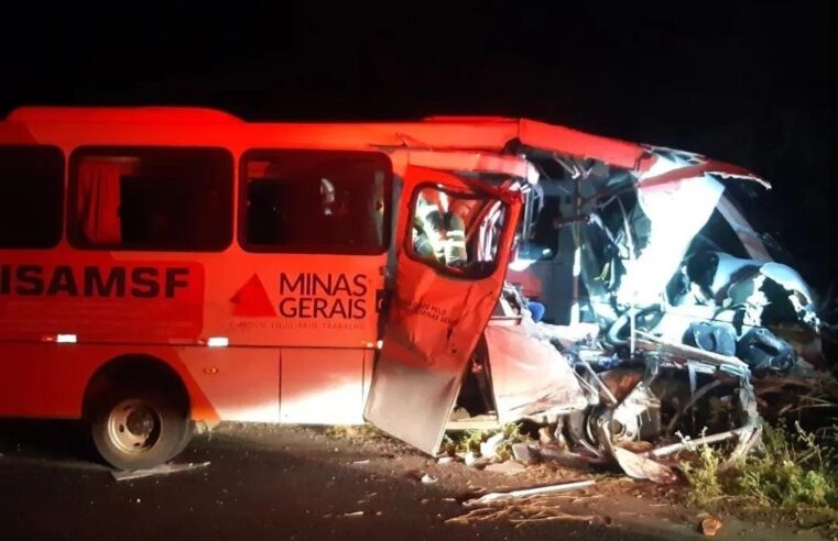 Janaúba | Bombeiros atendem ocorrência de colisão entre micro-ônibus e caminhão