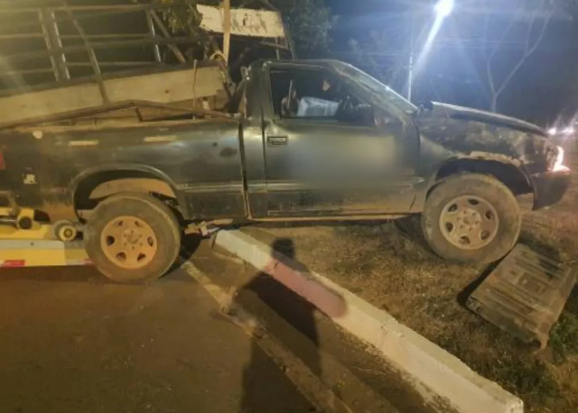 Motorista embriagado capota caminhonete e acaba preso em Montes Claros