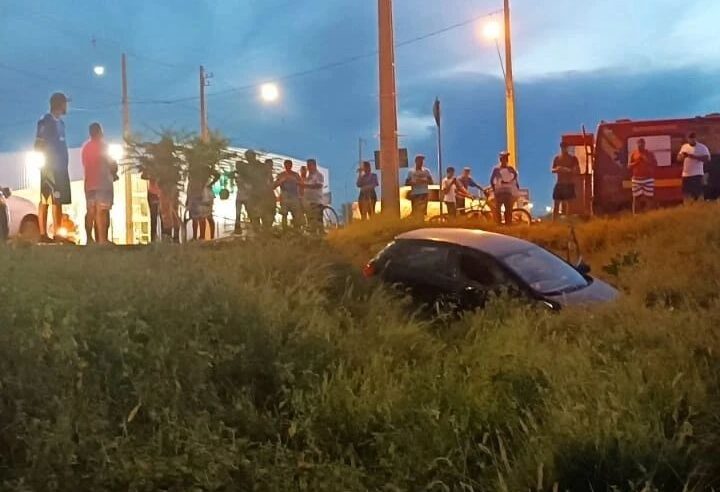 Dois carros colidem em cruzamento de avenidas, em Janaúba