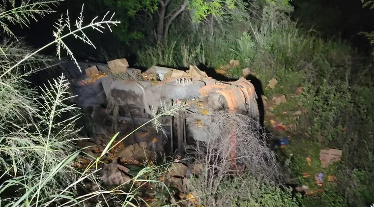 BR-251 | Caminhão tomba em ribanceira de 15 metros