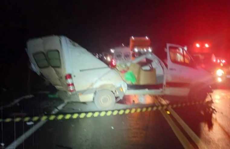 BR-135 | Motorista de van morre após ser atingido por caminhão