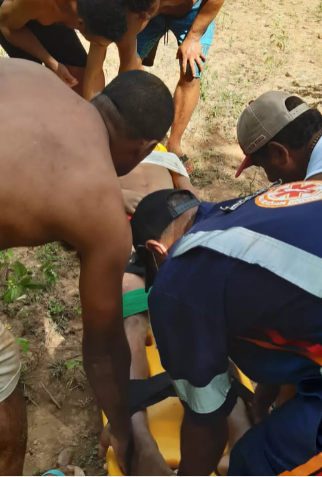 Jovem fica ferido após bater cabeça em pedra ao saltar em cachoeira