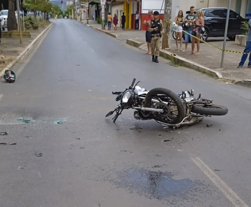Motociclista fica gravemente ferido após colidir com carro em Montes Claros