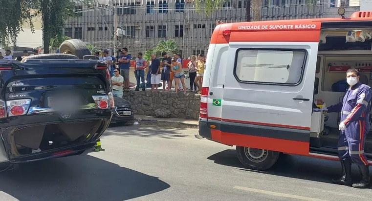 Homem fica ferido após capotar carro em avenida de Montes Claros