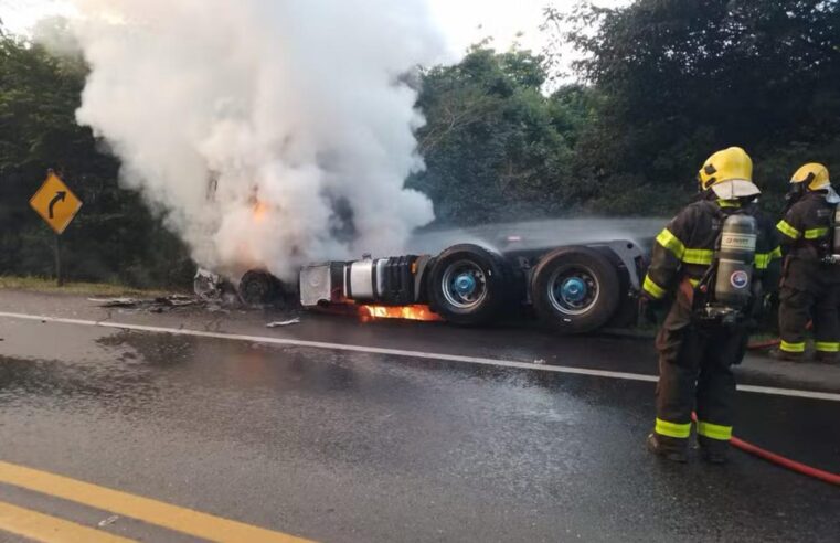 BR-135 | Caminhão pega fogo enquanto em Engenheiro Navarro
