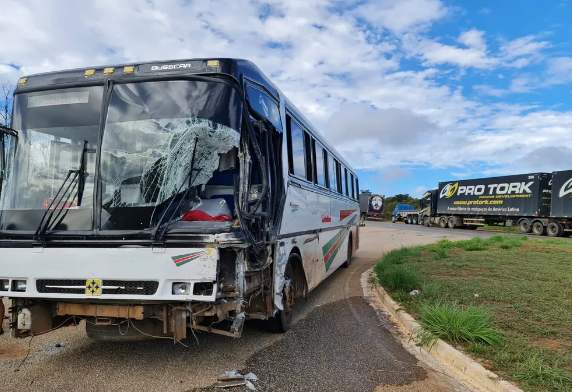 Acidente entre van e ônibus na BR-251 deixa dois mortos e 10 feridos