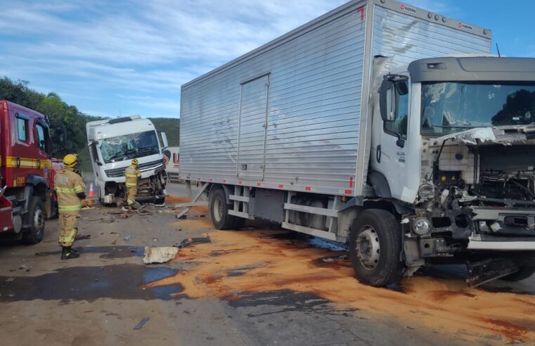 BR-251 | Corpo de Bombeiros atende a ocorrência de colisão entre veículos