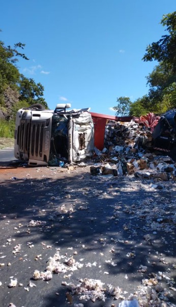 Batida de frente entre carreta e caminhão deixa motoristas feridos na BR-365