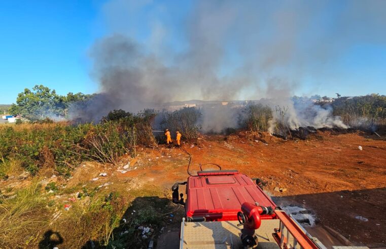 Bombeiros combatem incêndio de grandes proporções em lote vago em Montes Claros