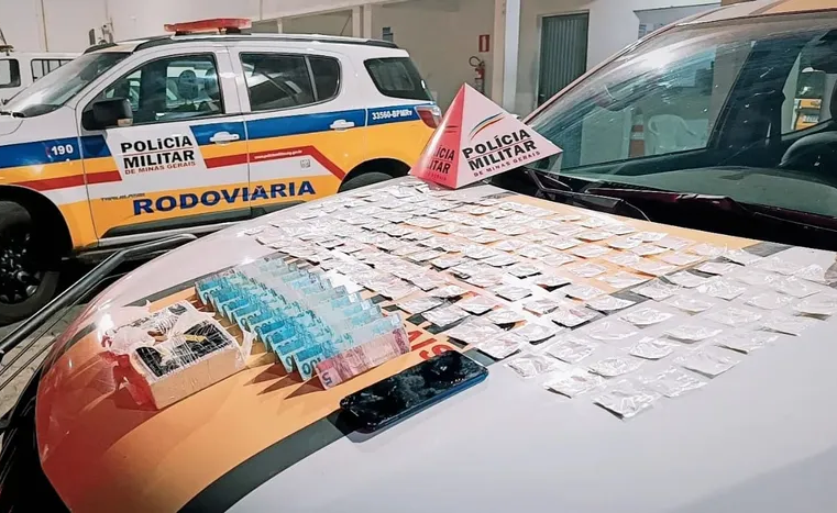 Passageiro de táxi é preso com papelotes de cocaína e barras de crack