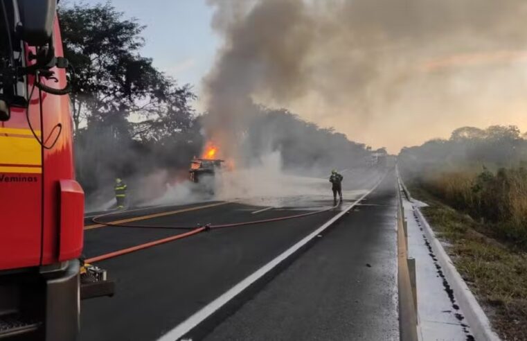 Caminhão-baú pega fogo na BR-135 em Engenheiro Navarro