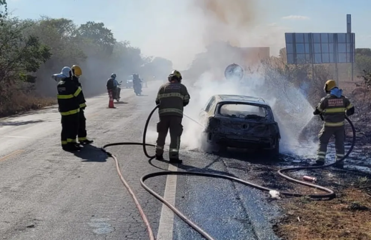 Carro fica destruído após pegar fogo em Montes Claros