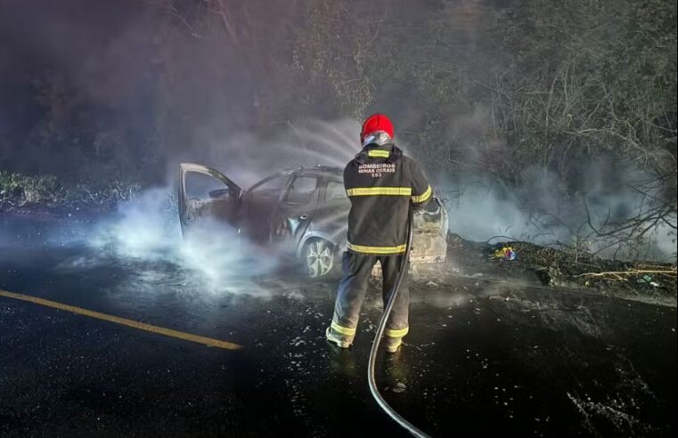 CAPITÃO ENÉAS | Carro pega fogo e fica destruído após acidente na MGC-122