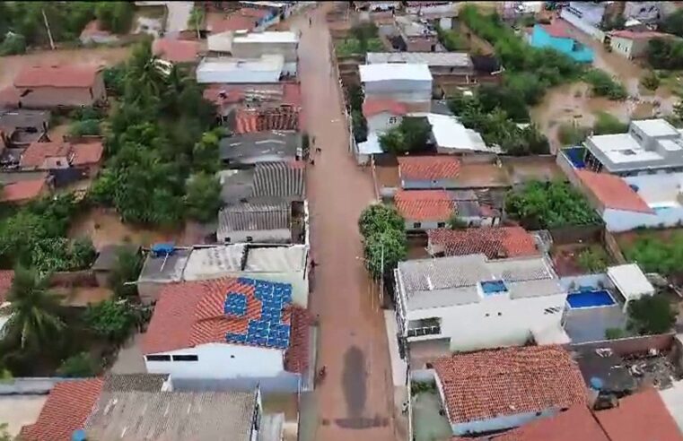 Chuvas intensas em Espinosa elevam nível do Rio São Domingos e causam alagamentos