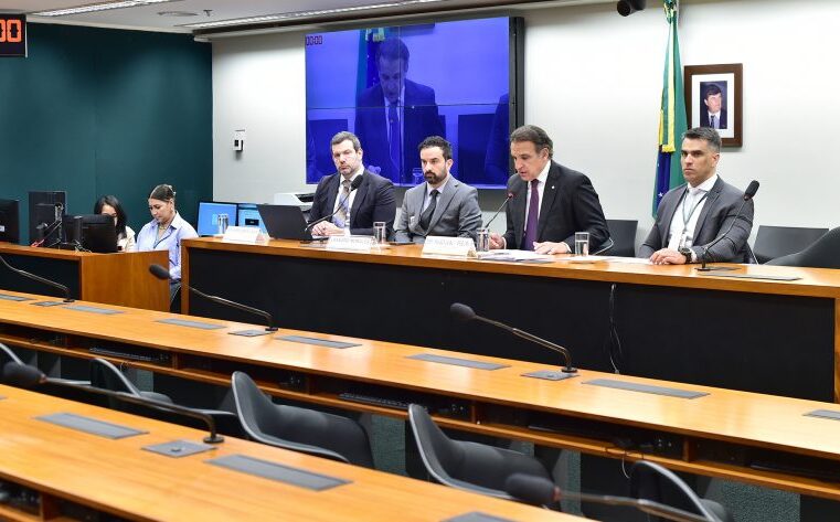 Debatedores apresentam sugestões para projeto sobre provas digitais em investigações