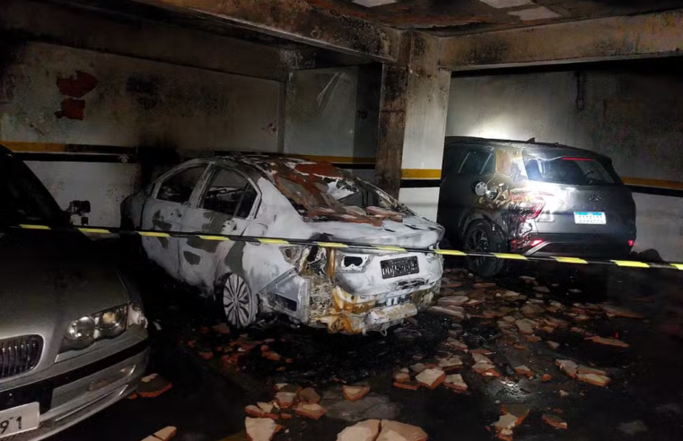 Bombeiros combatem incêndio em carro na garagem de prédio no Centro de Moc