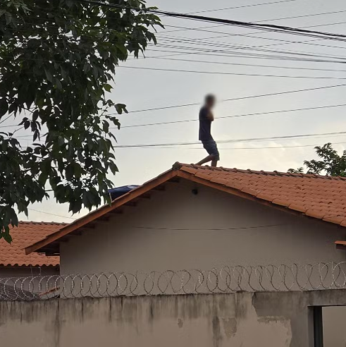 Homem é imobilizado no telhado após surto e tentativa de furto em Buritis