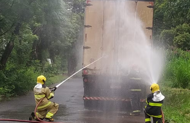 Incêndio atinge carreta com oito toneladas de papel higiênico em Montes Claros