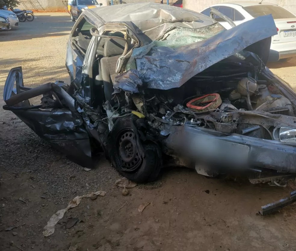 Motorista morre após carro bater em carreta na BR-135