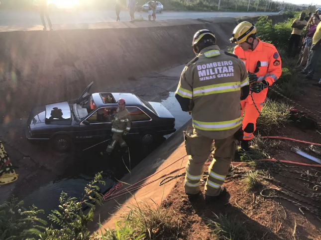 Motorista de 41 anos fica ferido após carro cair no Córrego das Melancias